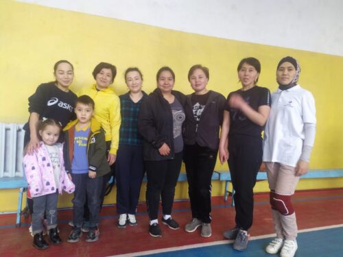 Женская сборная по волейболу, занявшая I место среди школ города Нарын