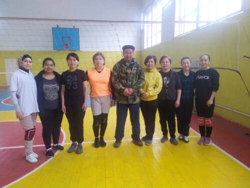 Женская сборная по волейболу, занявшая I место среди школ города Нарын
