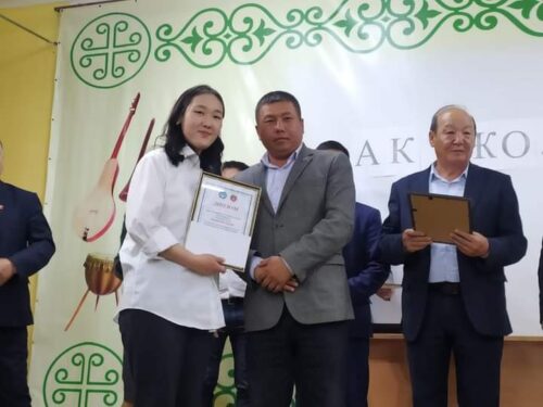Оличники учебы и активисты были награждены дипломами мэра города Нарын